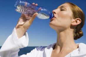 Πίνετε νερό εάν ακολουθείτε τεμπέλικη δίαιτα