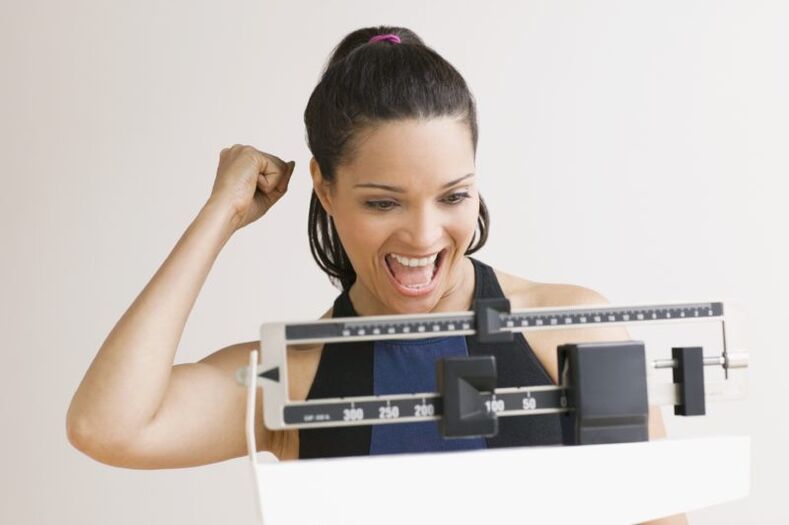 Γυναίκα ευτυχισμένη να χάσει βάρος με τη δίαιτα Maggi